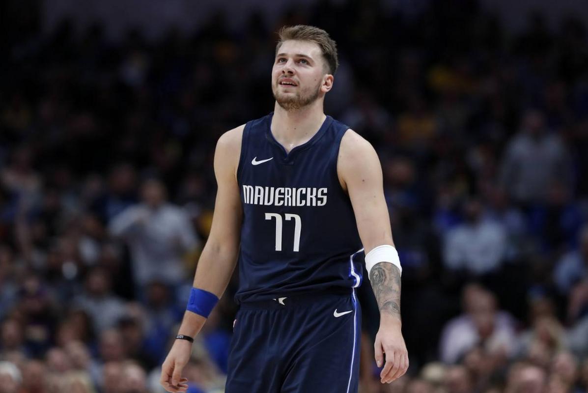 他接到中场 他接到中场