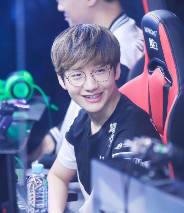 他在使用筷 他在使用筷